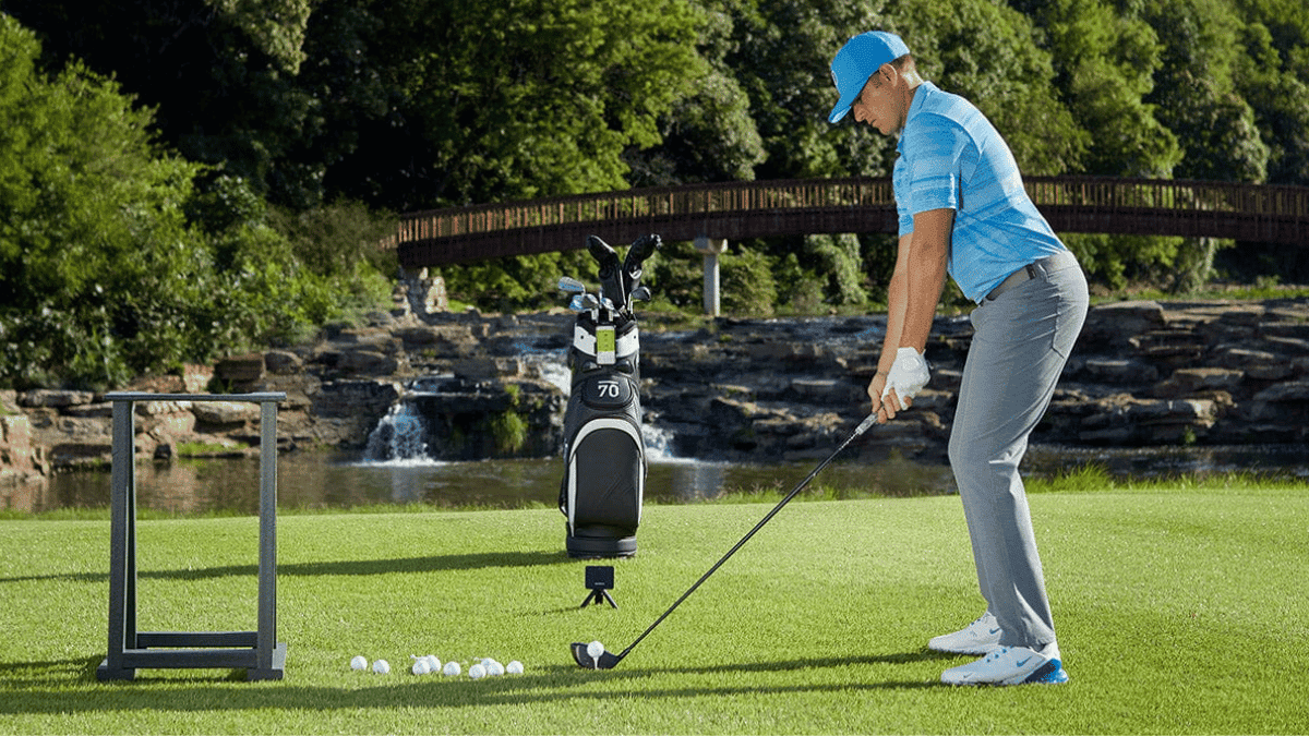 golfer using garmin r10 launch monitor